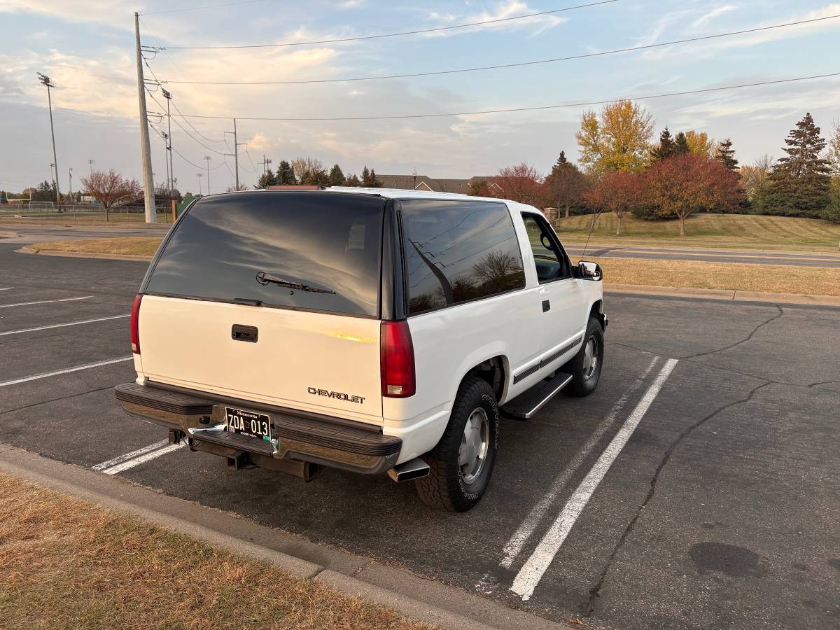 Chevrolet-Tahoe-1995-white-318649-6