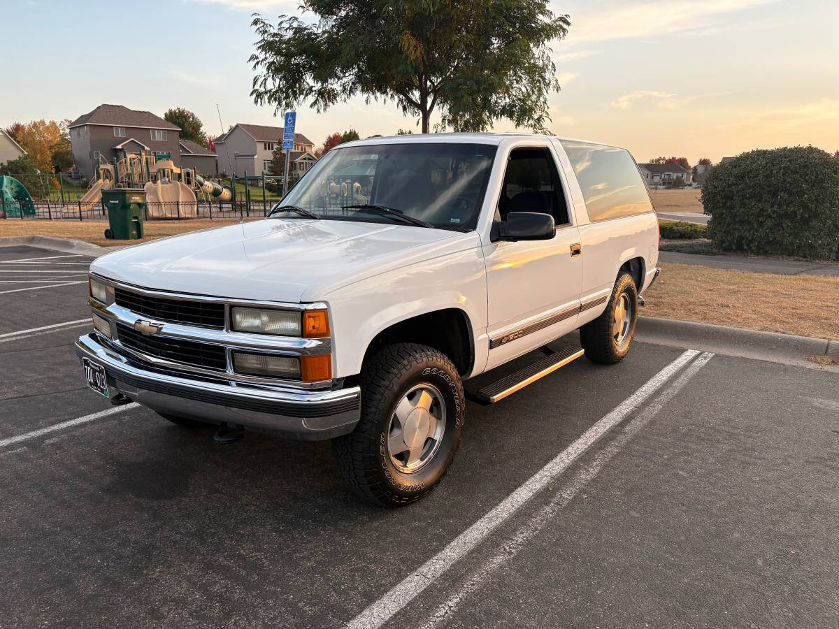 Chevrolet-Tahoe-1995-white-318649