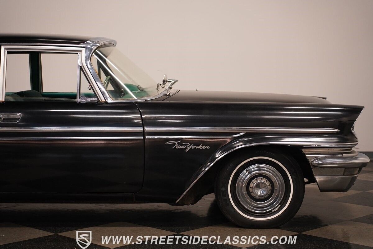 Chrysler-New-Yorker-Berline-1957-Black-Green-81069-33