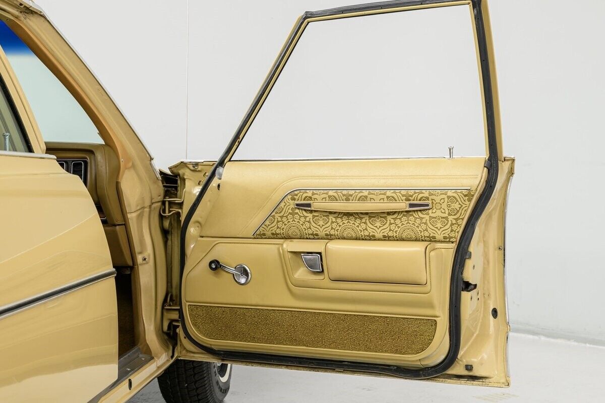 Chrysler-Newport-Berline-1977-Yellow-Gold-93614-10