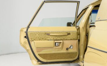 Chrysler-Newport-Berline-1977-Yellow-Gold-93614-11