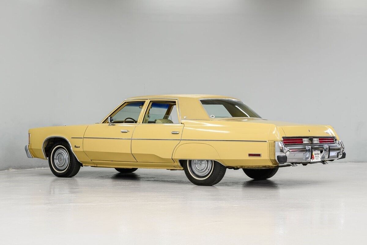 Chrysler-Newport-Berline-1977-Yellow-Gold-93614-3