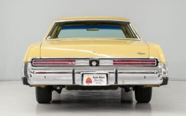 Chrysler-Newport-Berline-1977-Yellow-Gold-93614-5