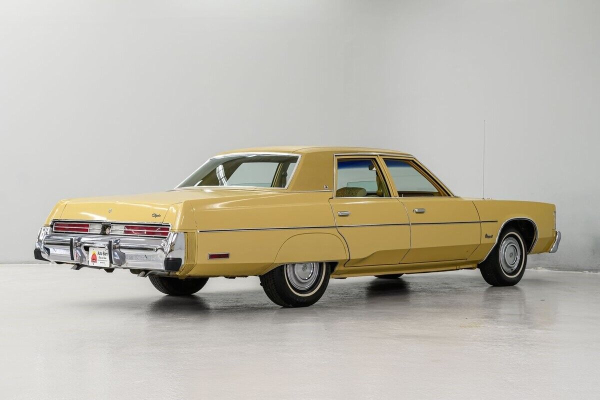 Chrysler-Newport-Berline-1977-Yellow-Gold-93614-6