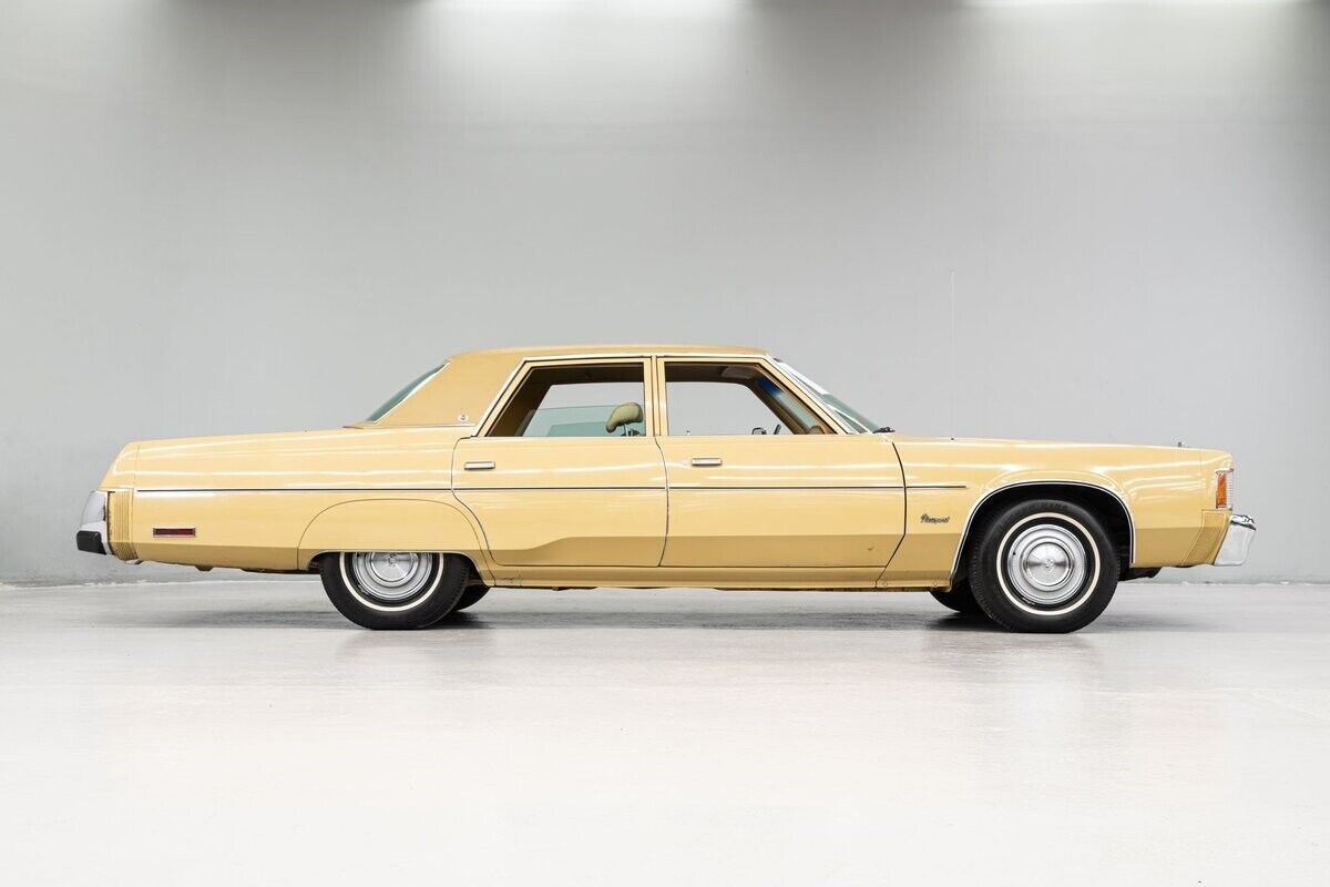 Chrysler-Newport-Berline-1977-Yellow-Gold-93614-7