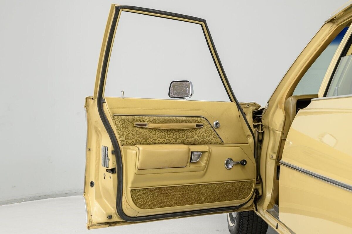 Chrysler-Newport-Berline-1977-Yellow-Gold-93614-9