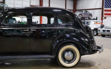 Chrysler-Royal-Berline-1938-Black-Tan-107060-3