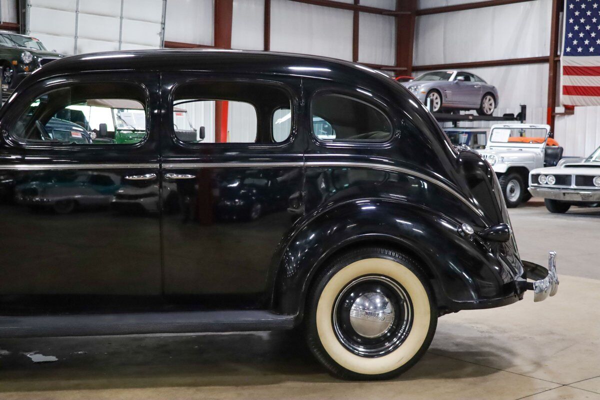 Chrysler-Royal-Berline-1938-Black-Tan-107060-3