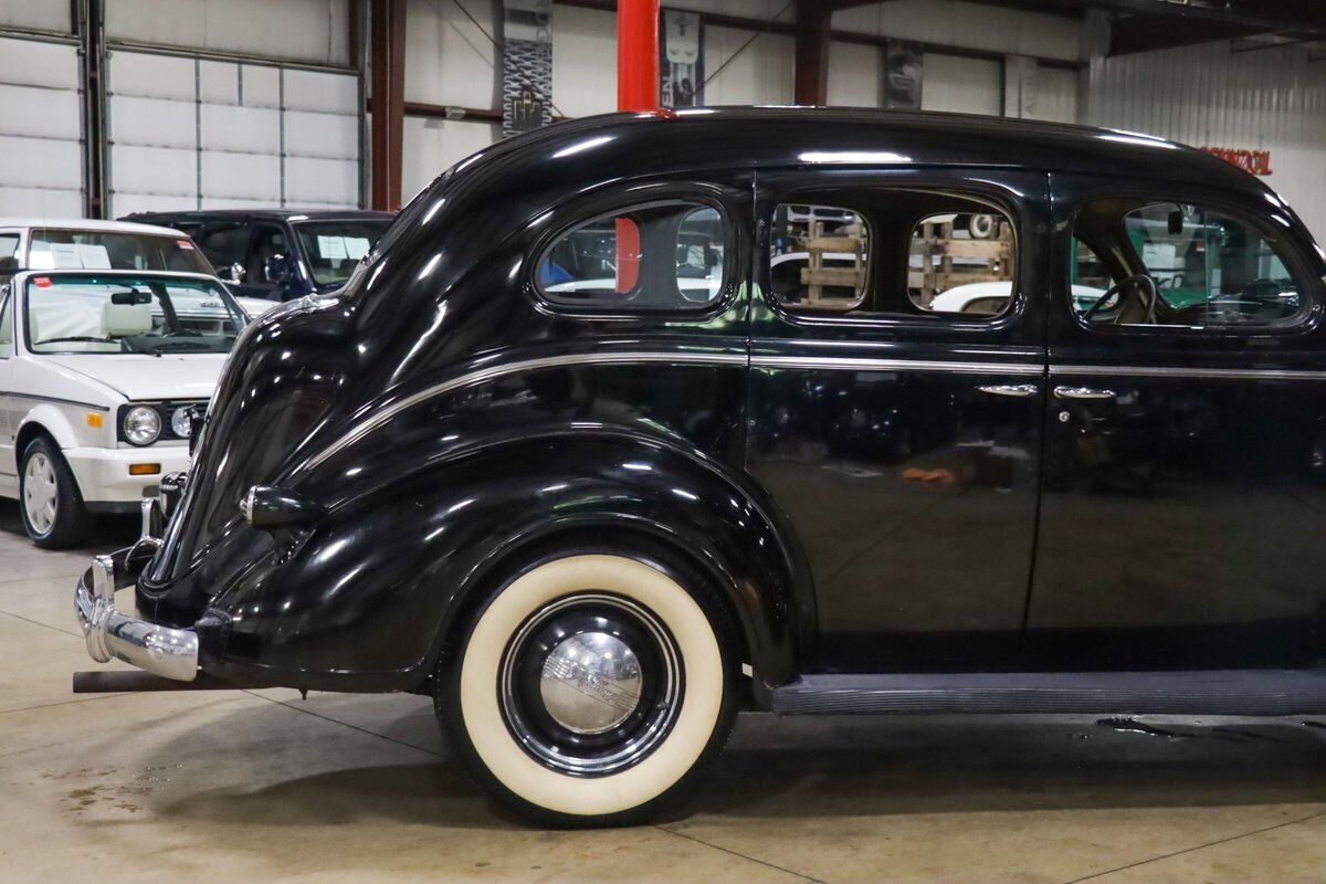 Chrysler-Royal-Berline-1938-Black-Tan-107060-7