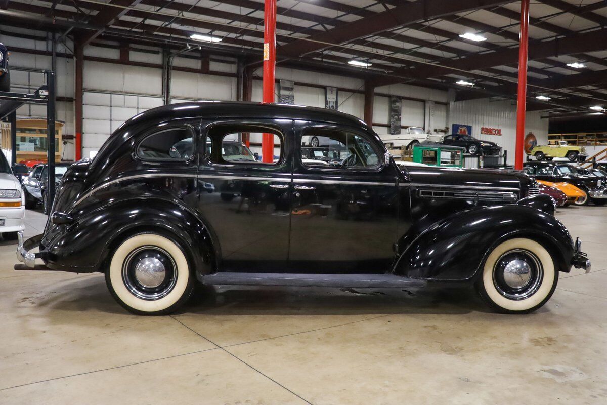 Chrysler-Royal-Berline-1938-Black-Tan-107060-8