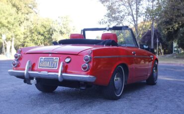 Datsun-2000-1968-red-160932-3