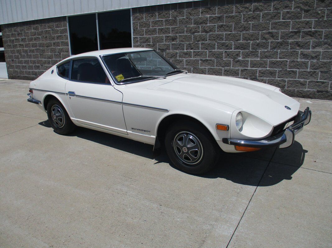 Datsun-Z-Series-1973-White-Burgandy-68527-1