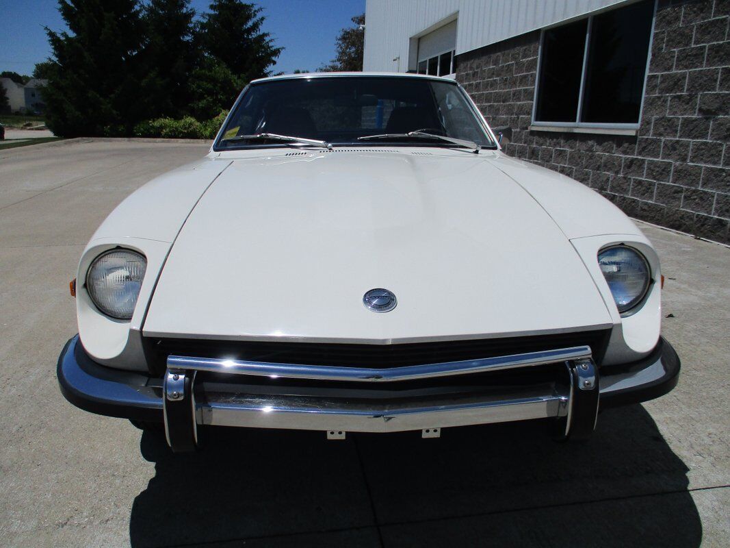 Datsun-Z-Series-1973-White-Burgandy-68527-5