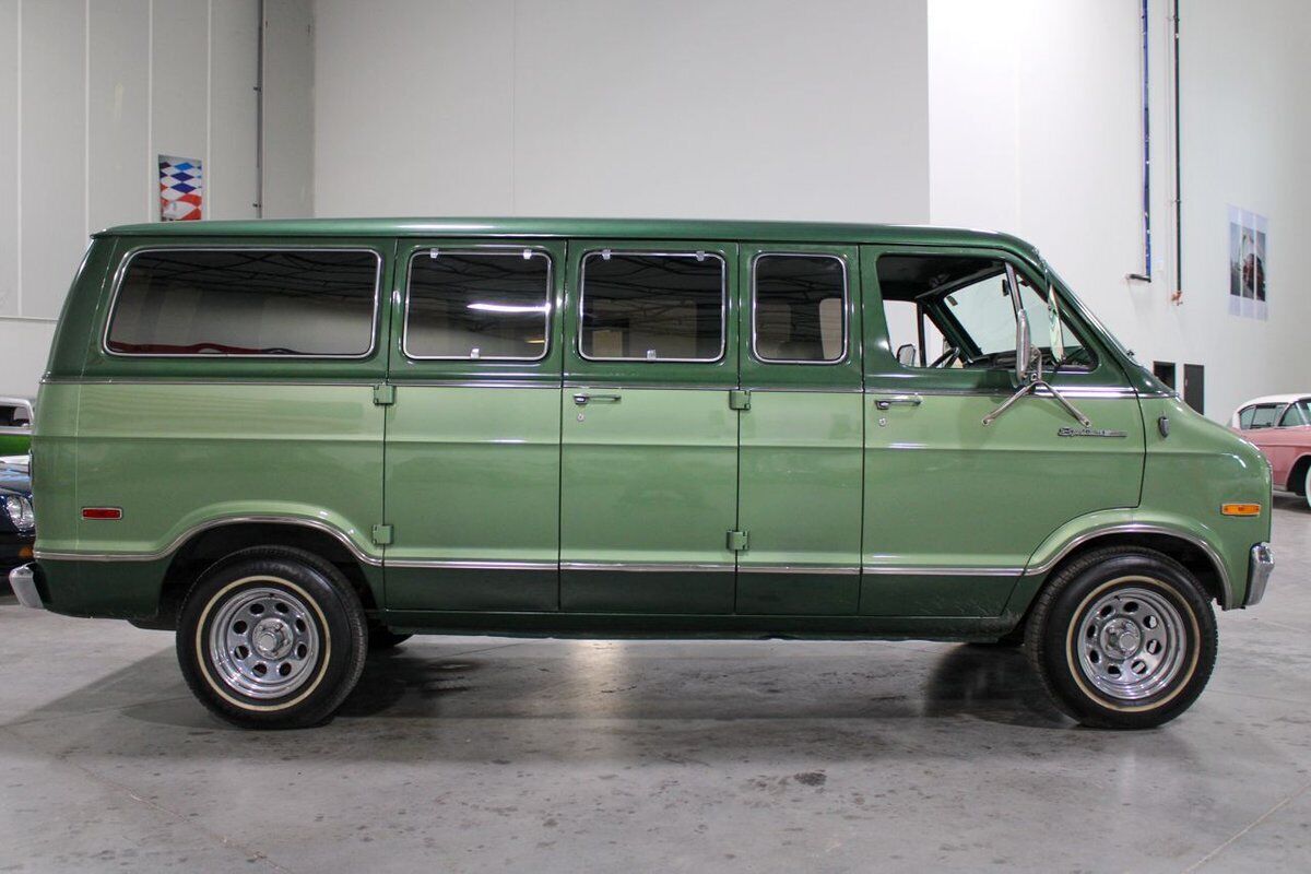 Dodge-B-200-Van-Van-1977-8