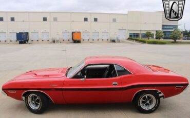 Dodge-Challenger-1970-Red-Black-155427-3