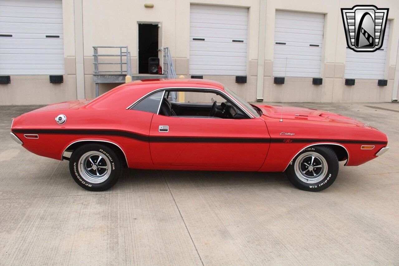 Dodge-Challenger-1970-Red-Black-155427-5