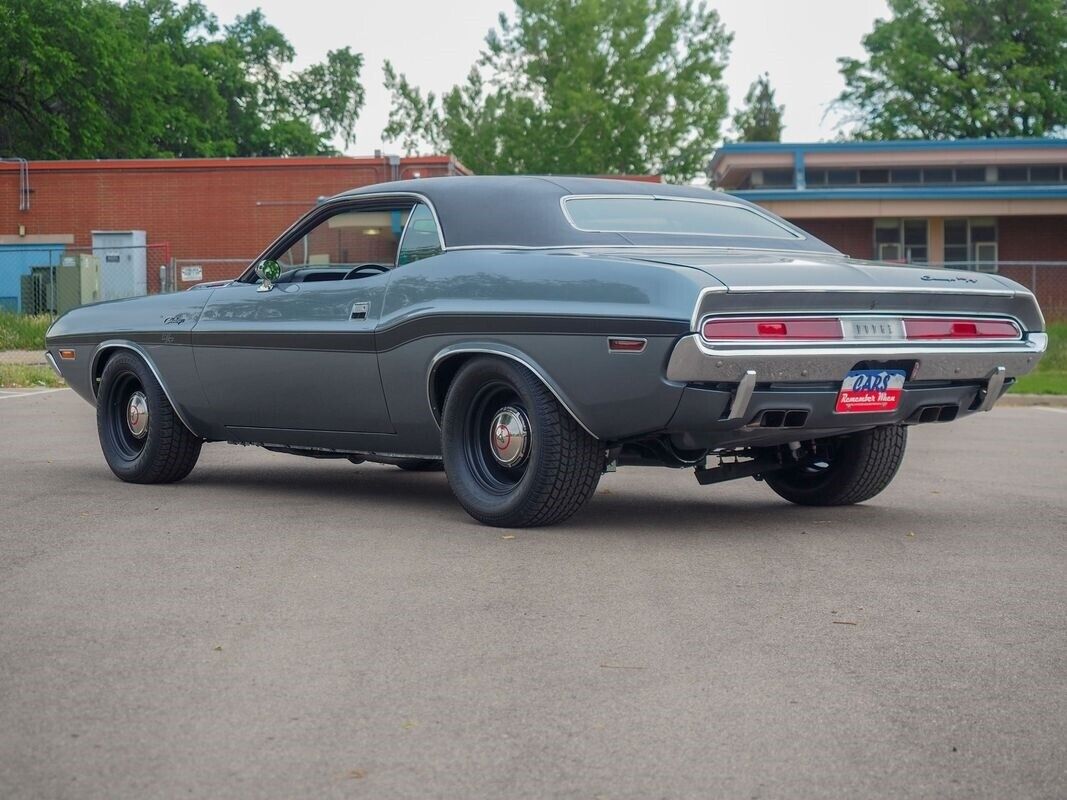 Dodge-Challenger-1970-Silver-Black-131007-1