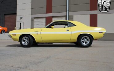 Dodge-Challenger-Berline-1970-Yellow-White-21206-3