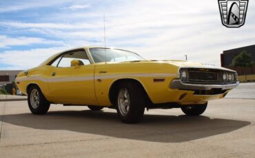 Dodge-Challenger-Berline-1970-Yellow-White-21206-8