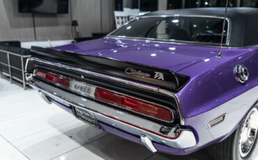 Dodge-Challenger-Coupe-1970-Plum-Crazy-Black-69337-38