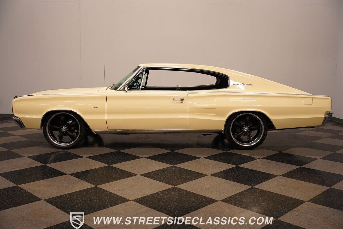 Dodge-Charger-Coupe-1967-Yellow-Black-13506-2