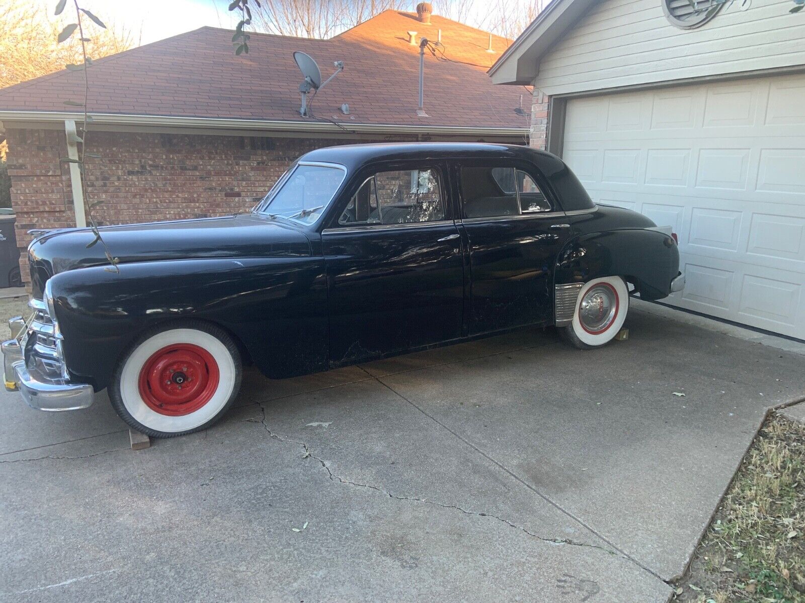 Dodge-Coronet-Berline-1949-Black-Brown-1476403-1