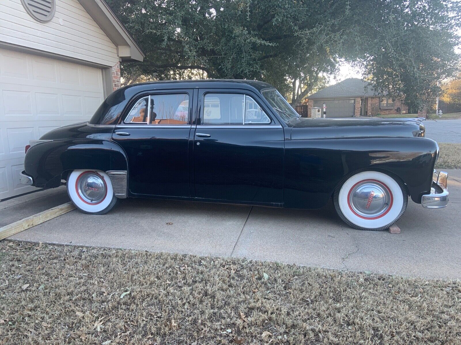 Dodge-Coronet-Berline-1949-Black-Brown-1476403-2