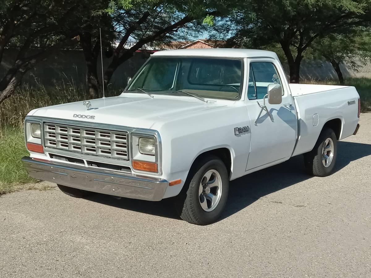 Dodge-D150-1982-1