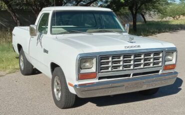 Dodge-D150-1982