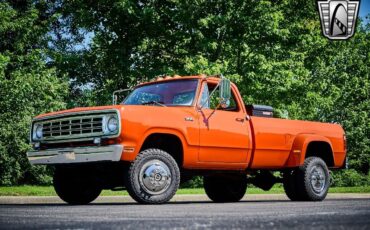 Dodge-Power-Wagon-1973-2