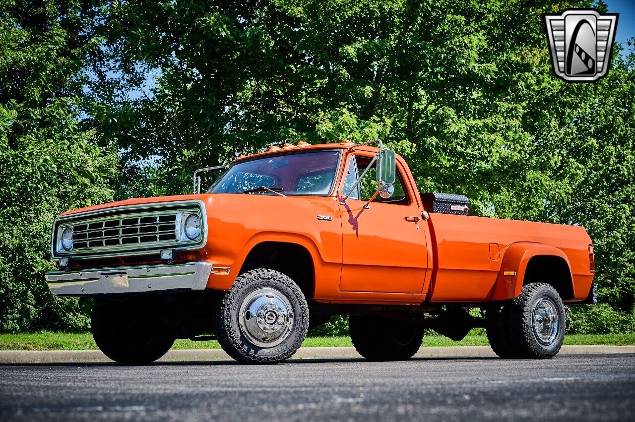 Dodge-Power-Wagon-1973-2