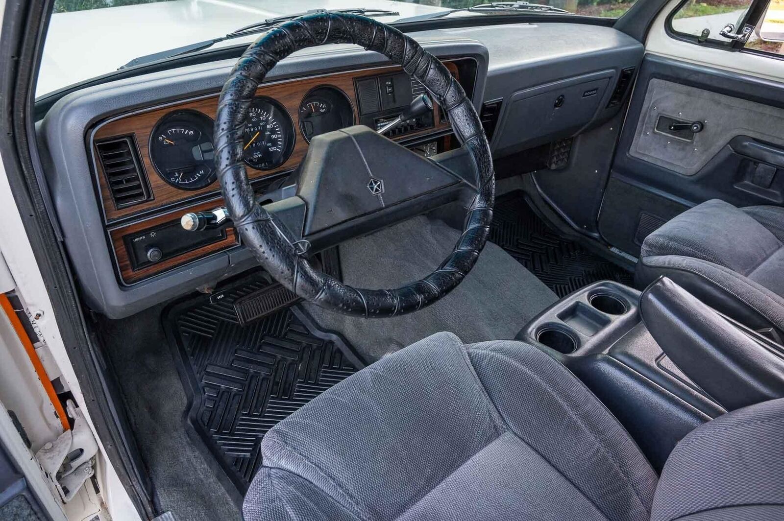 Dodge-Ramcharger-1990-14