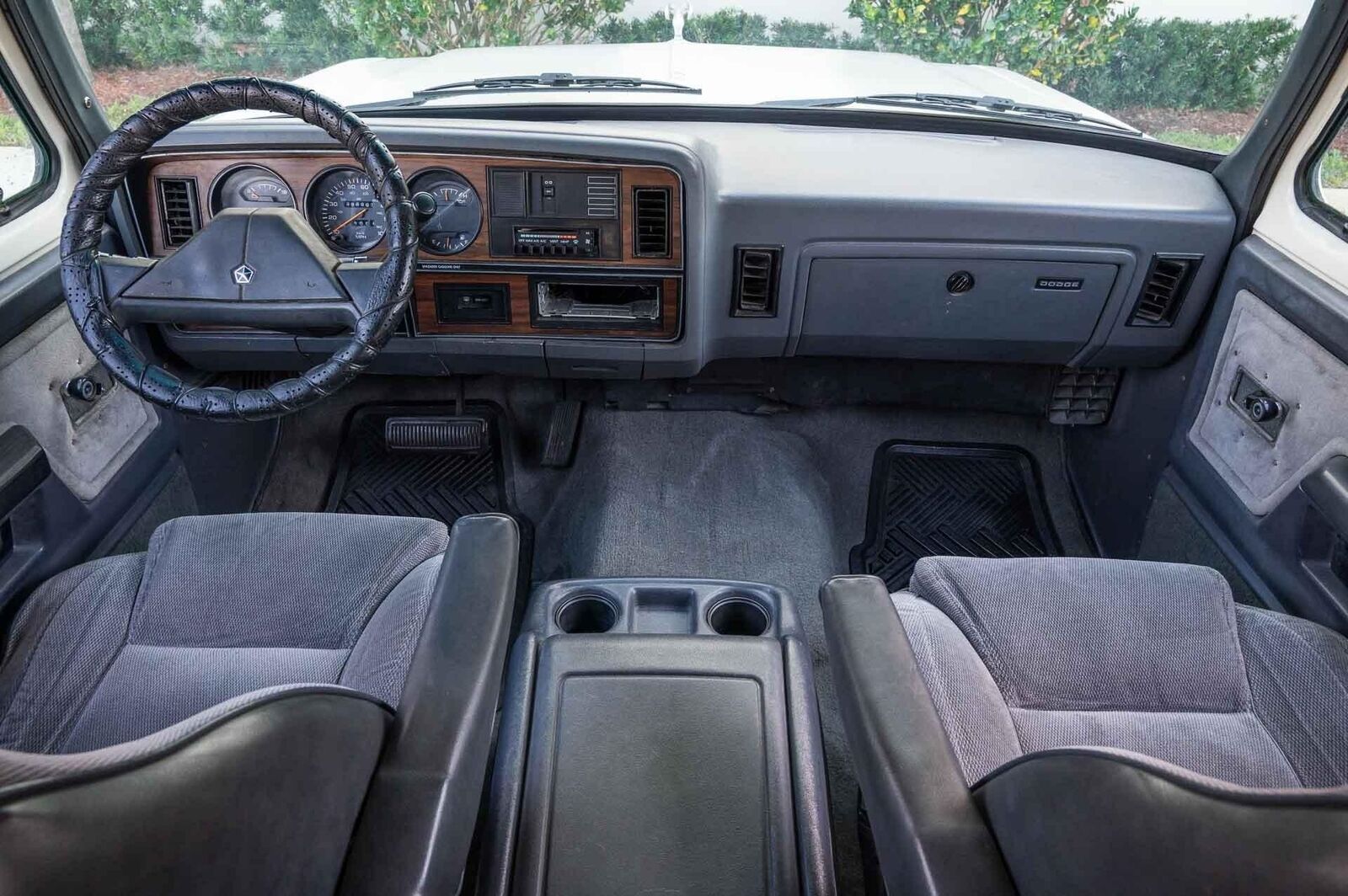 Dodge-Ramcharger-1990-17