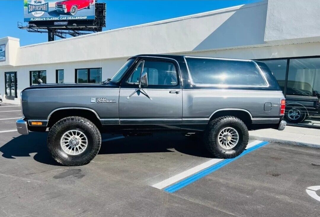 Dodge-Ramcharger-SUV-1986-1