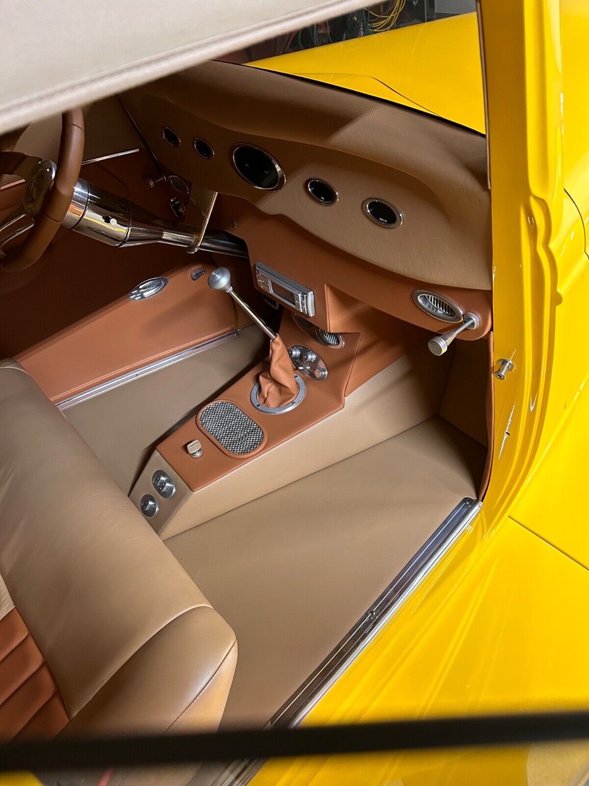 Ford-40-Cabriolet-1933-Viper-Race-Yellow-Tan-Saddle-201-8