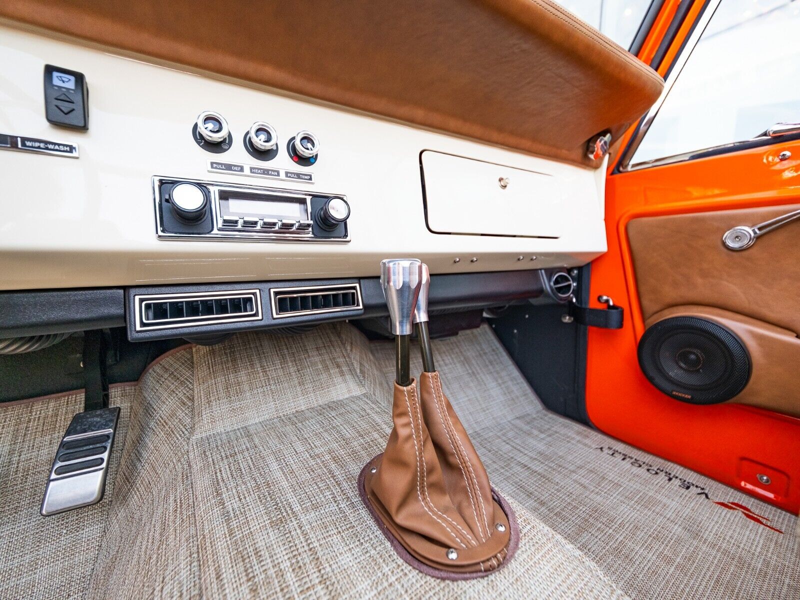 Ford-Bronco-1968-Orange-Tan-1793-21