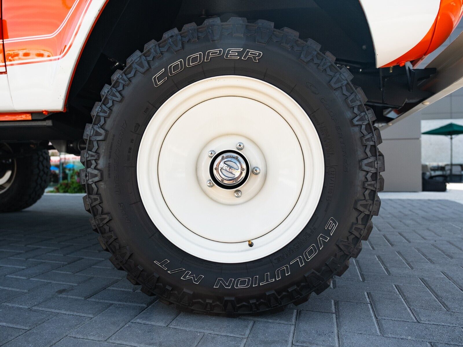 Ford-Bronco-1968-Orange-Tan-1793-9