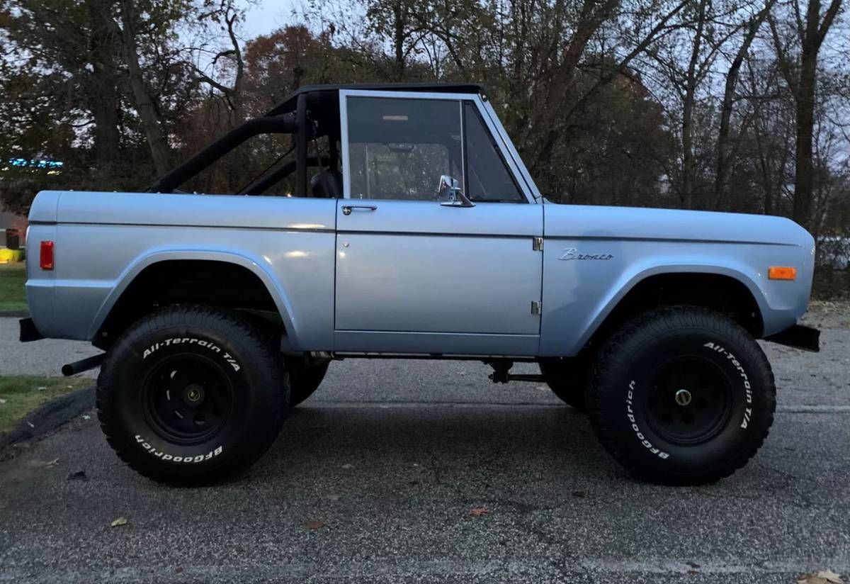 Ford-Bronco-1977-black-104607-3