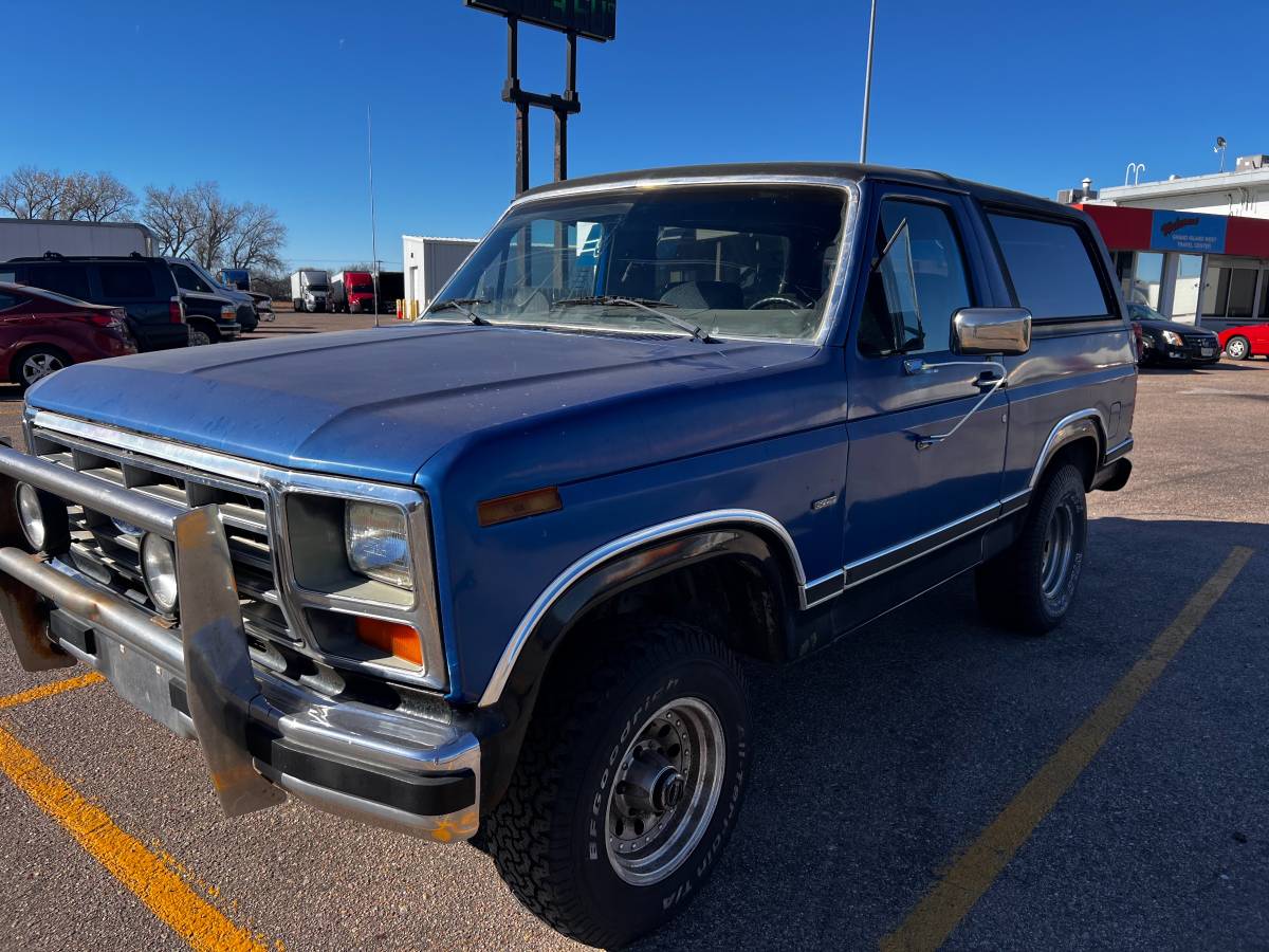 Ford-Bronco-1983-2