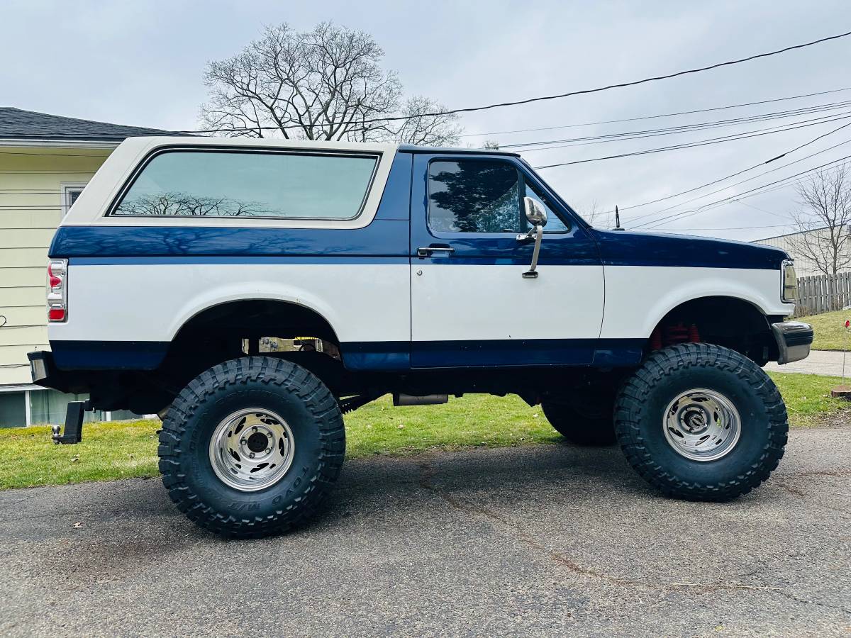 Ford-Bronco-1990-1