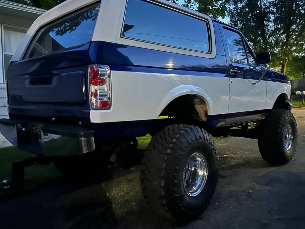 Ford-Bronco-1990