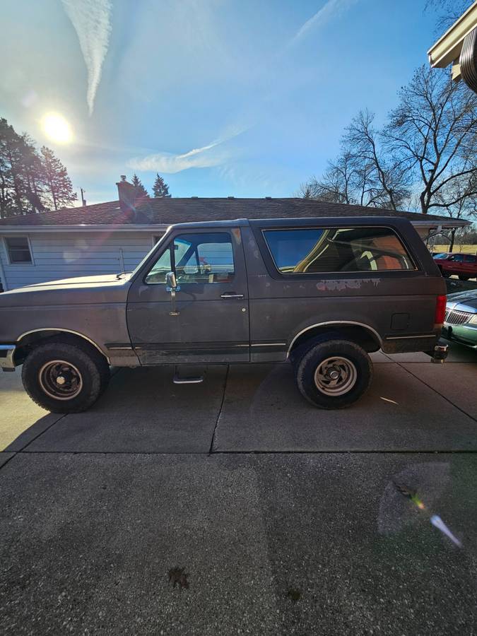 Ford-Bronco-1990-2