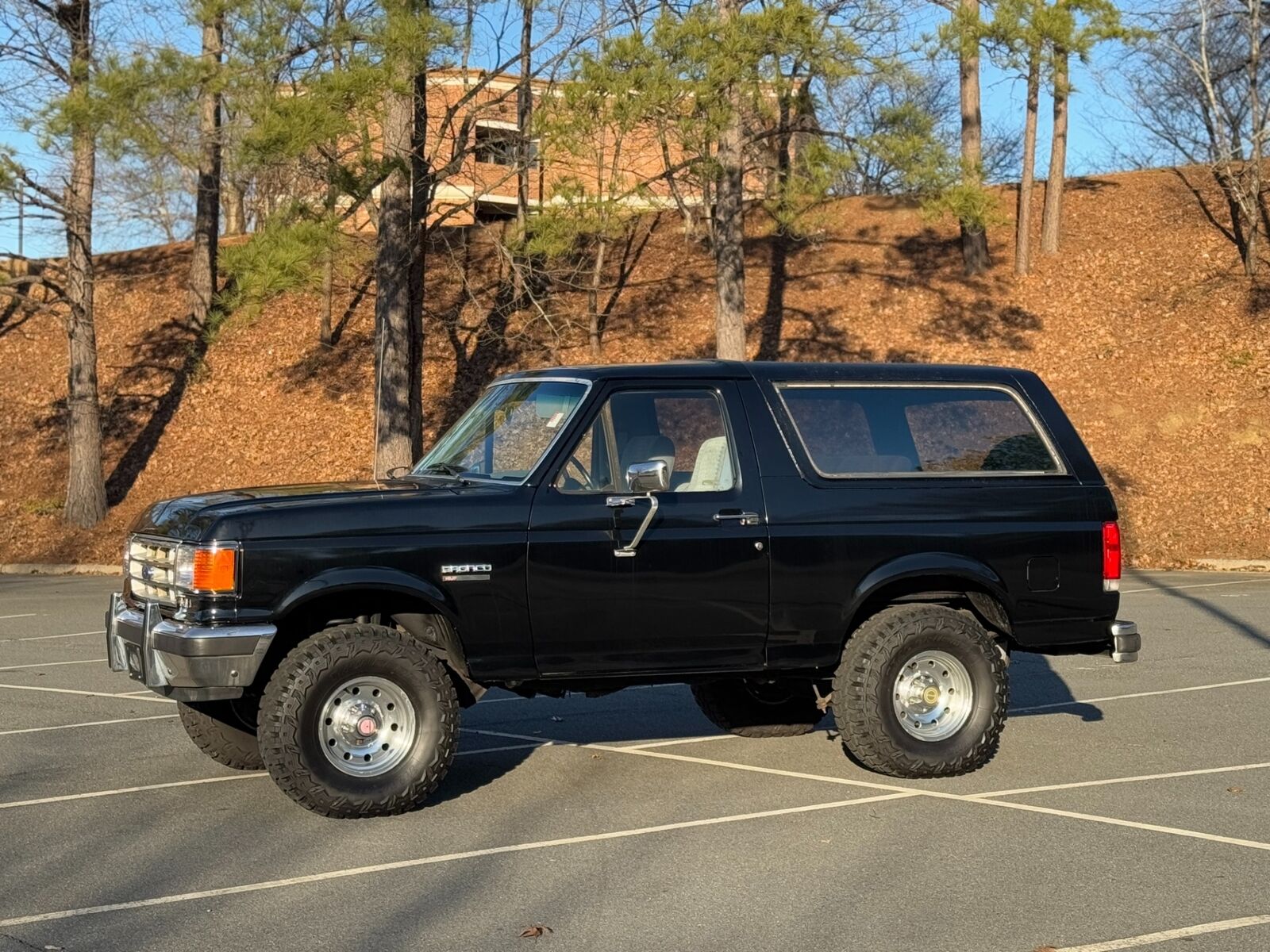 Ford-Bronco-Full-Size-Van-1988-Black-76832-4