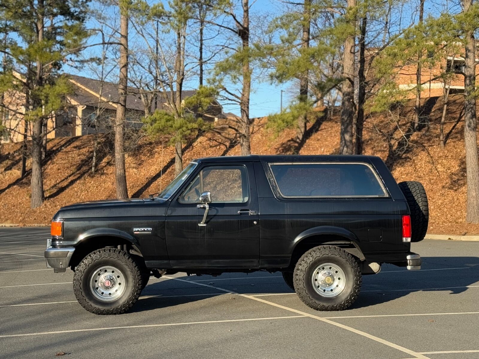 Ford-Bronco-Full-Size-Van-1988-Black-76832-5