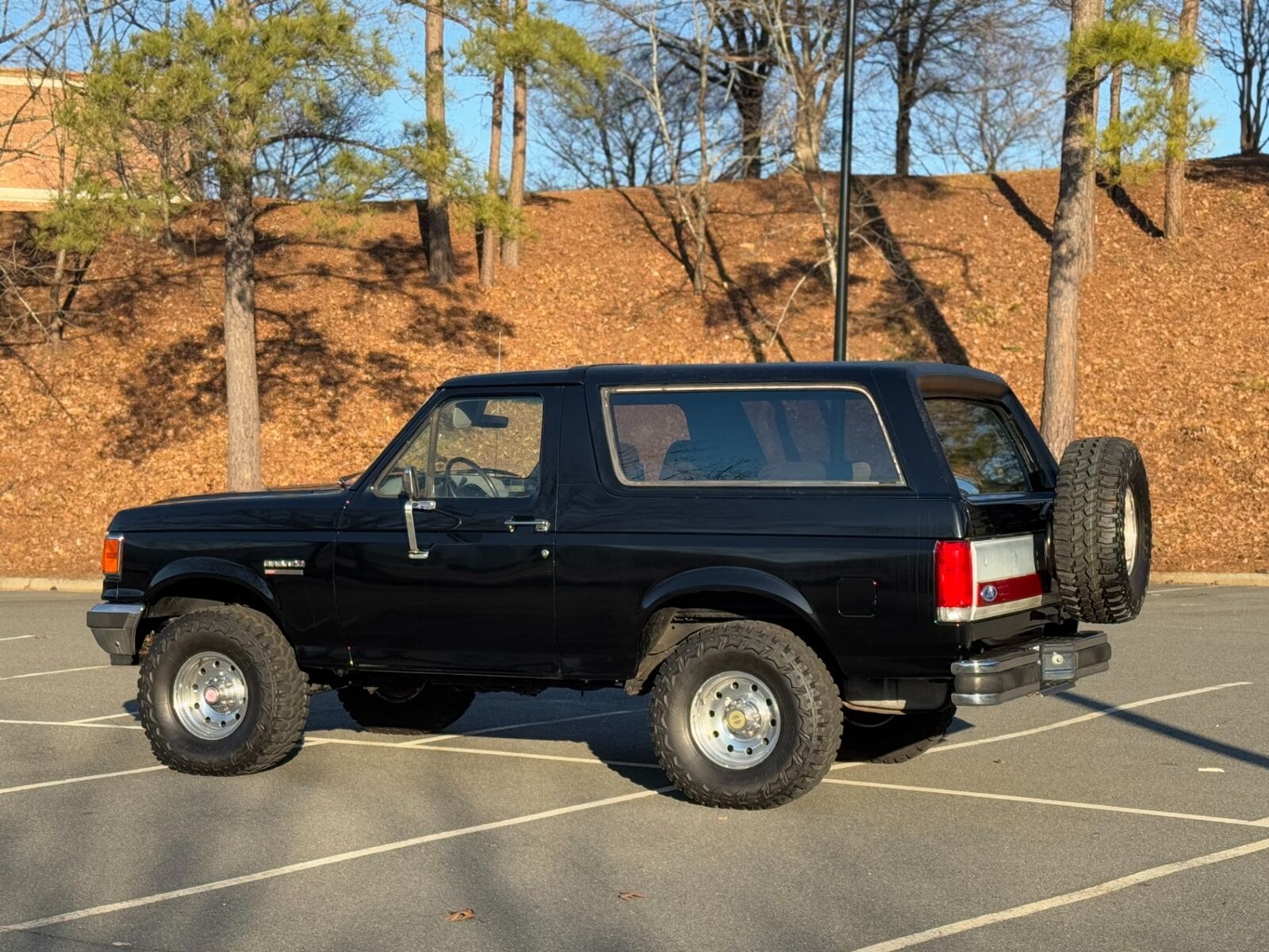 Ford-Bronco-Full-Size-Van-1988-Black-76832-6