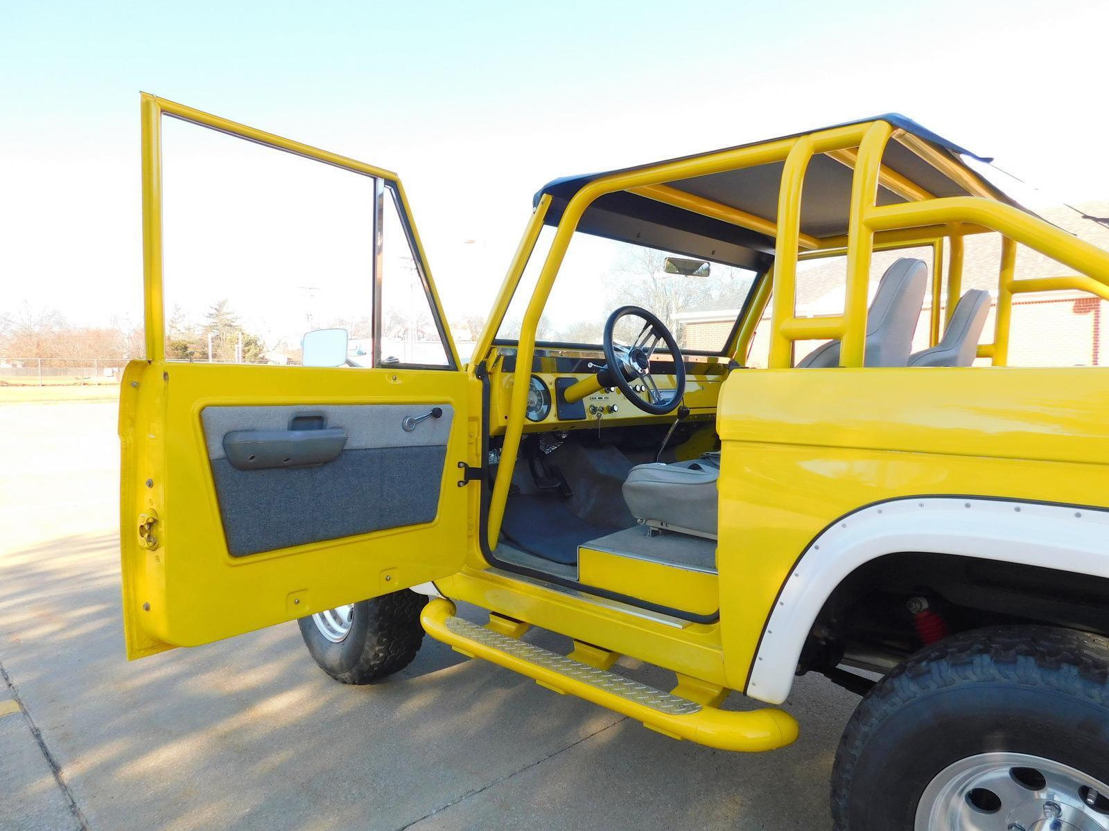 Ford-Bronco-SUV-1968-Yellow-Gray-100452-36