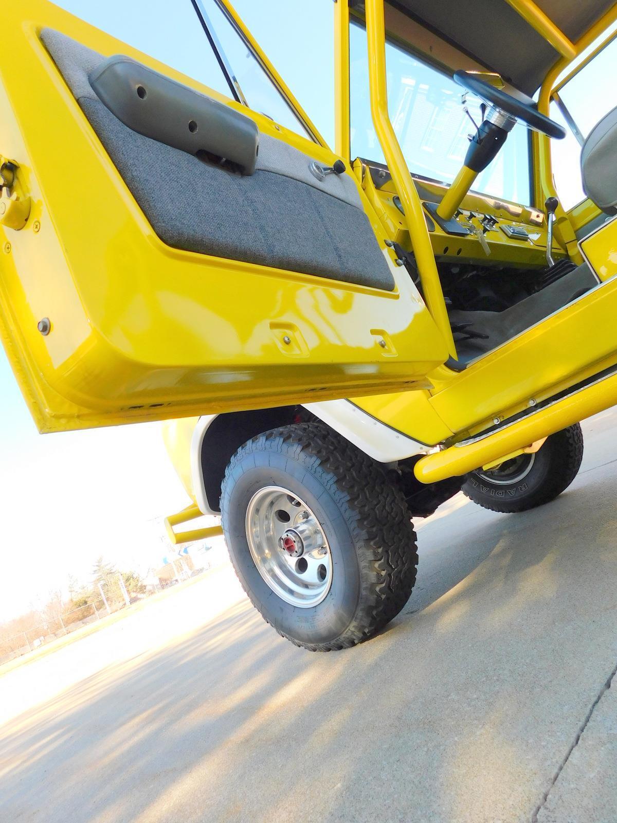 Ford-Bronco-SUV-1968-Yellow-Gray-100452-38