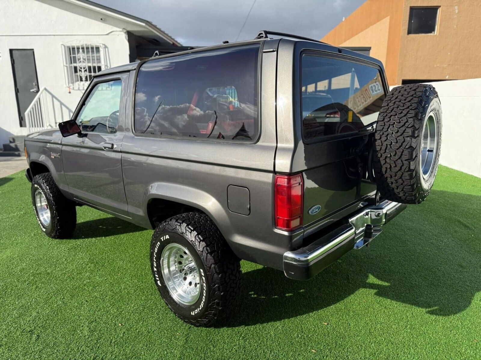 Ford-Bronco-SUV-1988-4