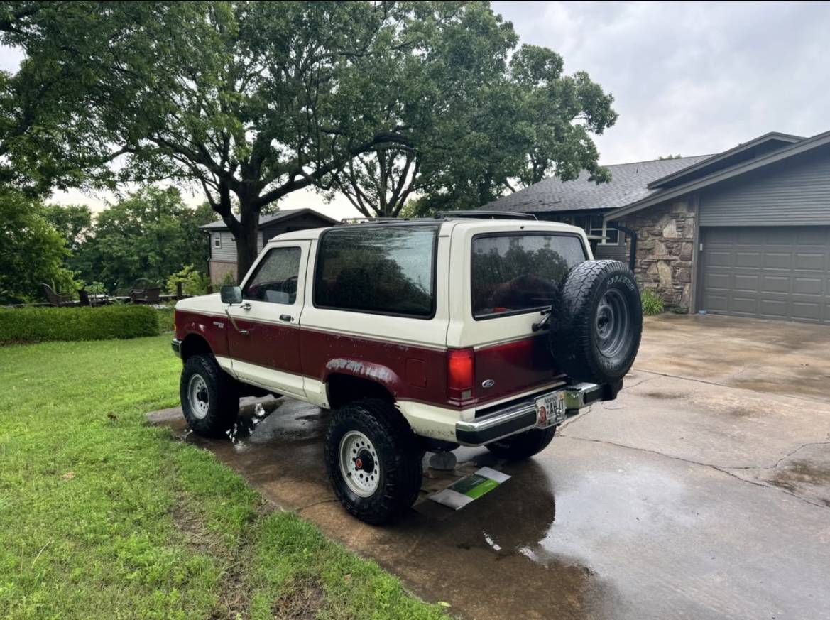 Ford-Bronco-ii-xl-1989-white-115872-3