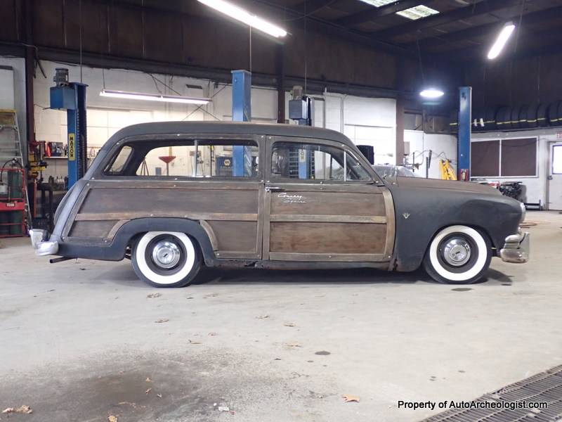 Ford-Country-squire-wagon-1951-black-146450-1